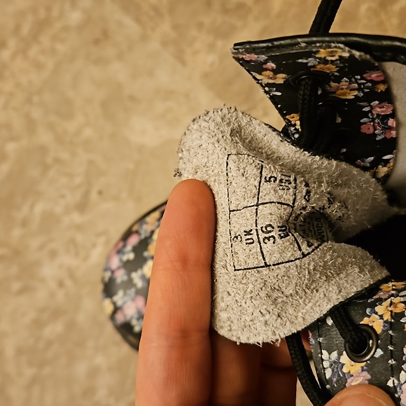 Floral print Dr Martins 8 hole authentic - Picture 7 of 8